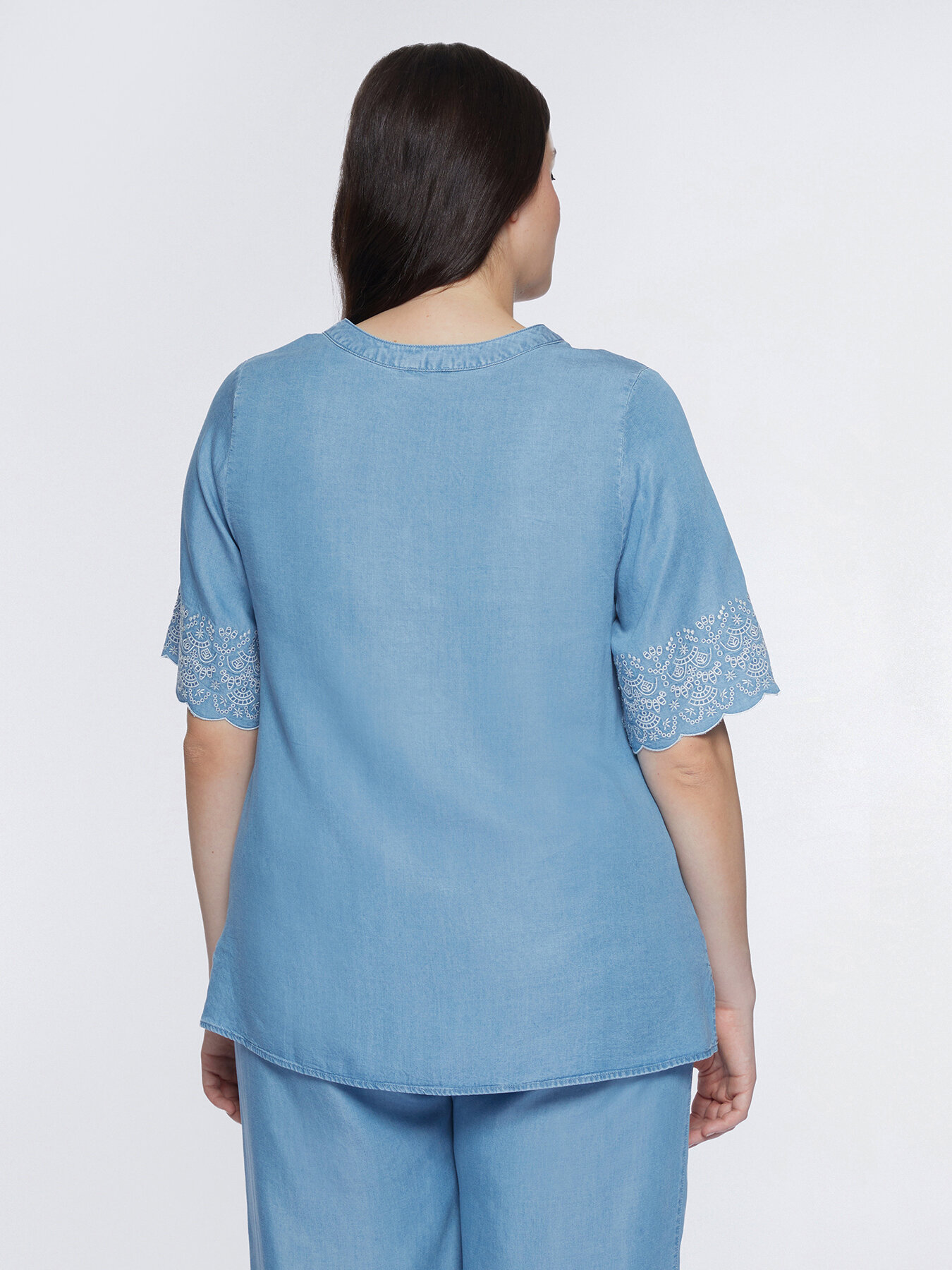 Blouse with strings and lace trims image number 1