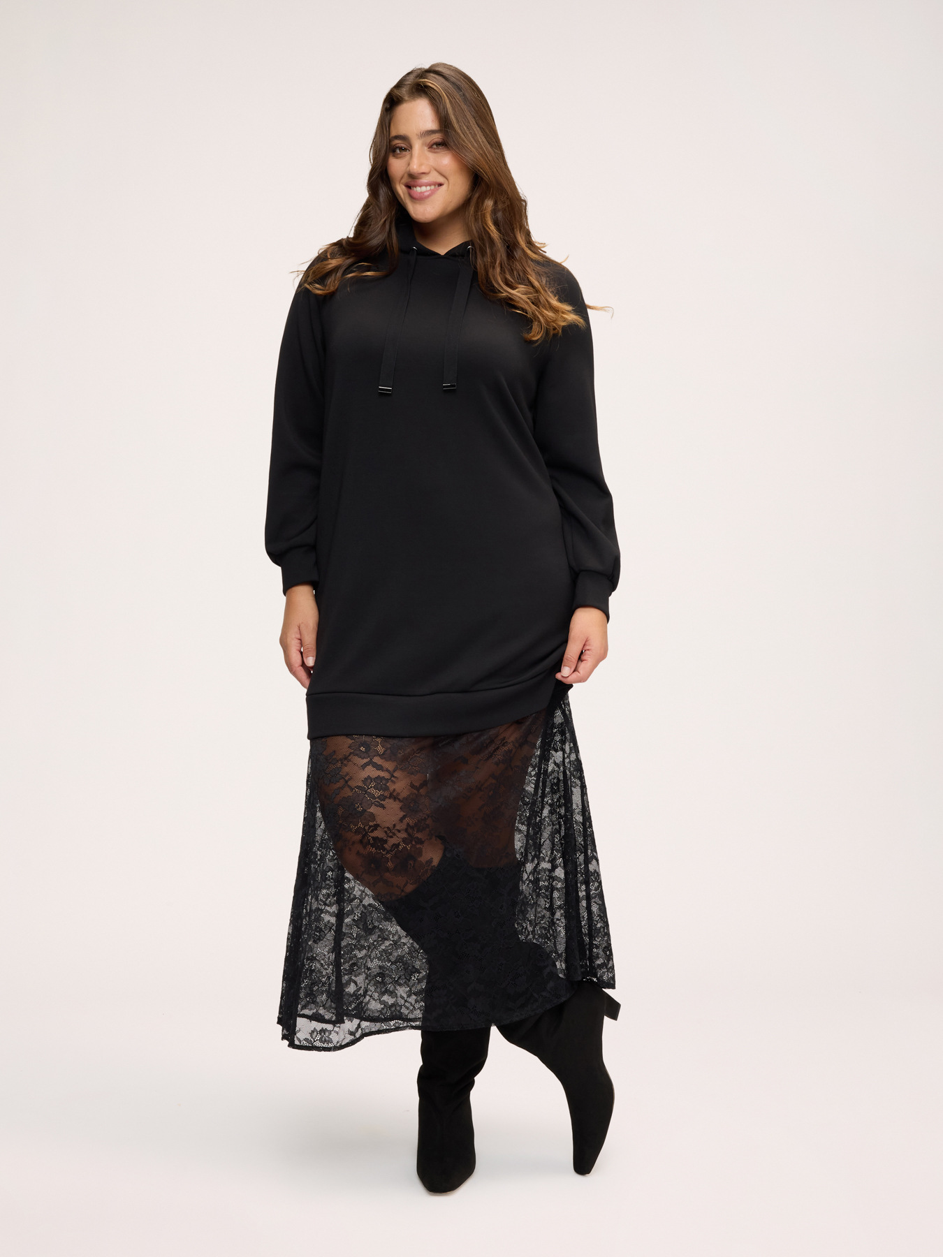 Robe en molleton avec jupe en dentelle image number 2