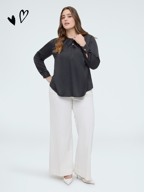 Bluse aus Satin mit herzf&ouml;rmigen Kn&ouml;pfen