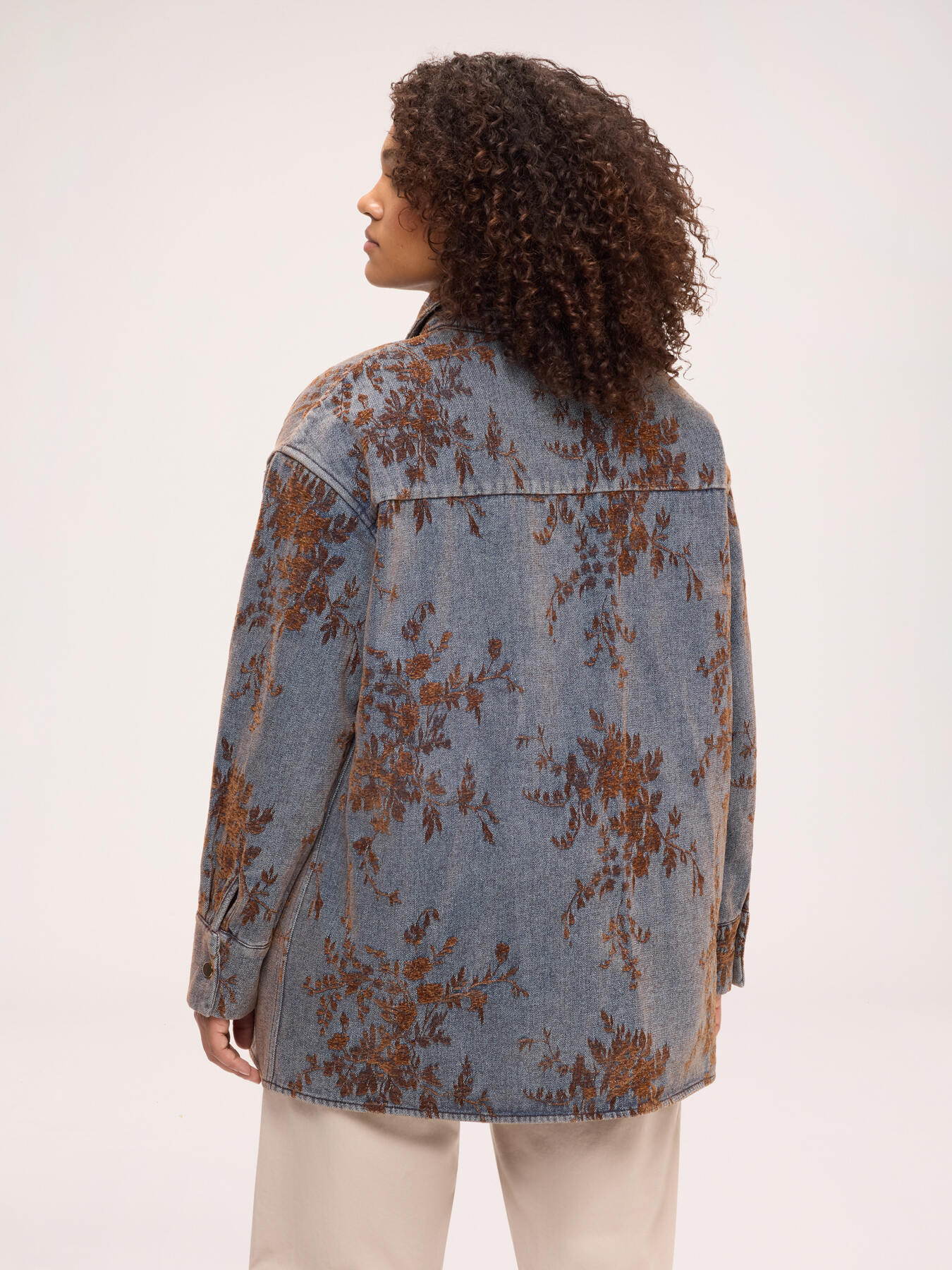 Jeansjacke im Hemdstil mit floraler Stickerei image number 1
