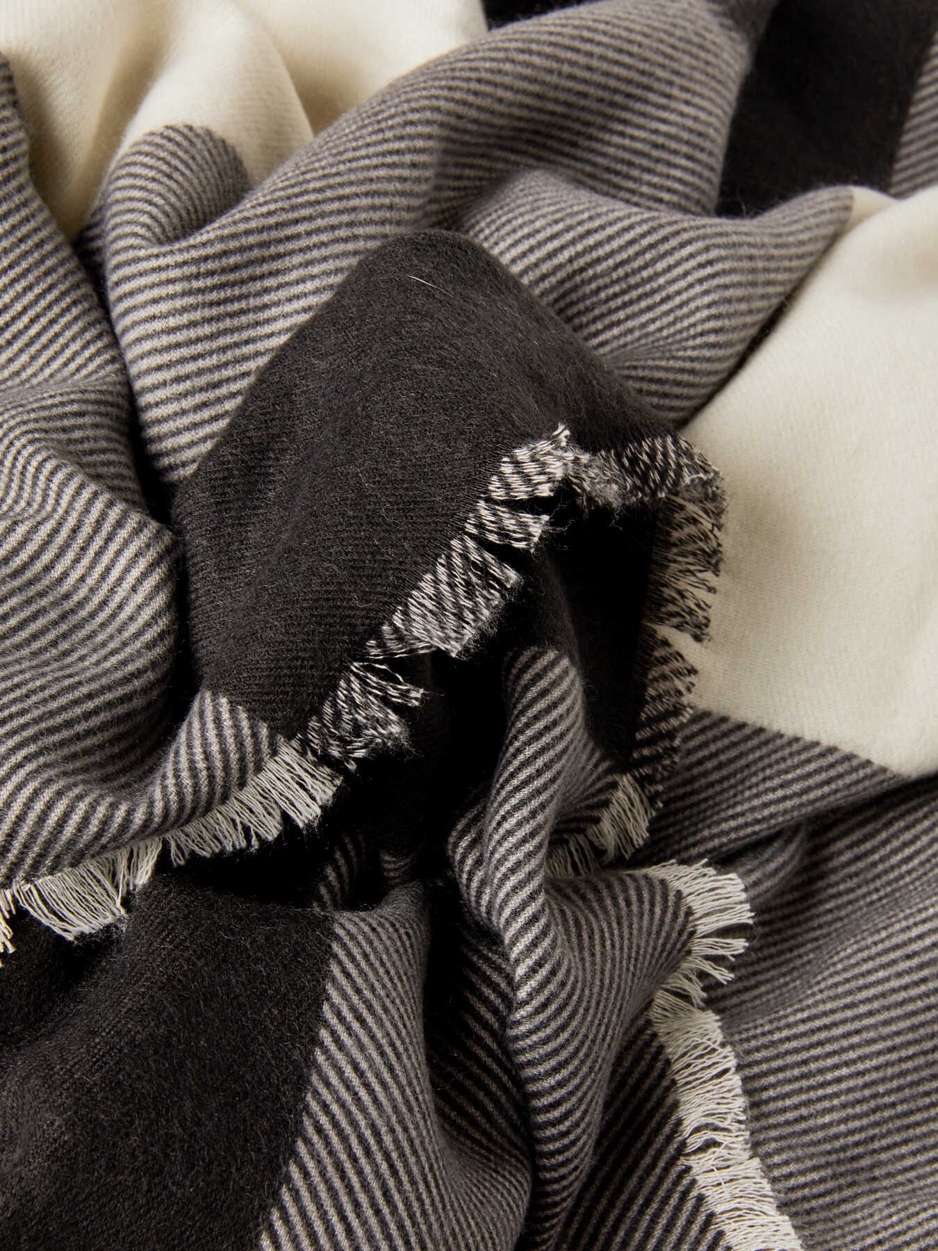 Maxi &eacute;charpe &agrave; carreaux image number 2