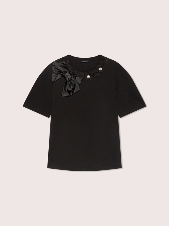T-shirt with floral appliqu&eacute;s and bow