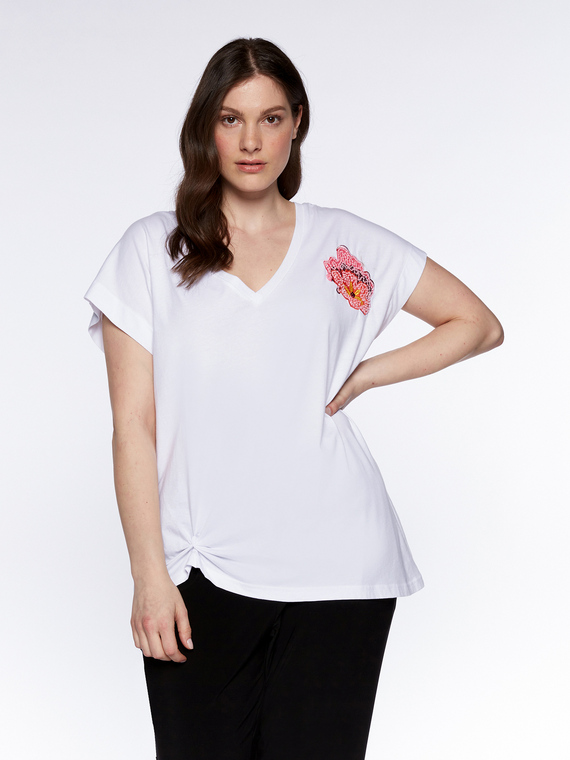 T-shirt con fiore e nodo