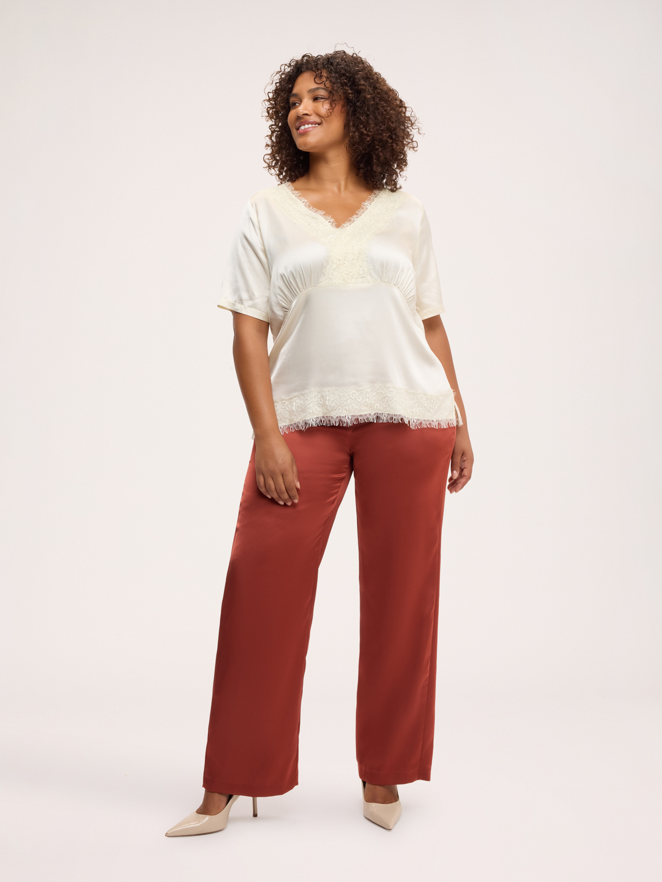Blouse en satin avec d&eacute;tails en dentelle image number 2