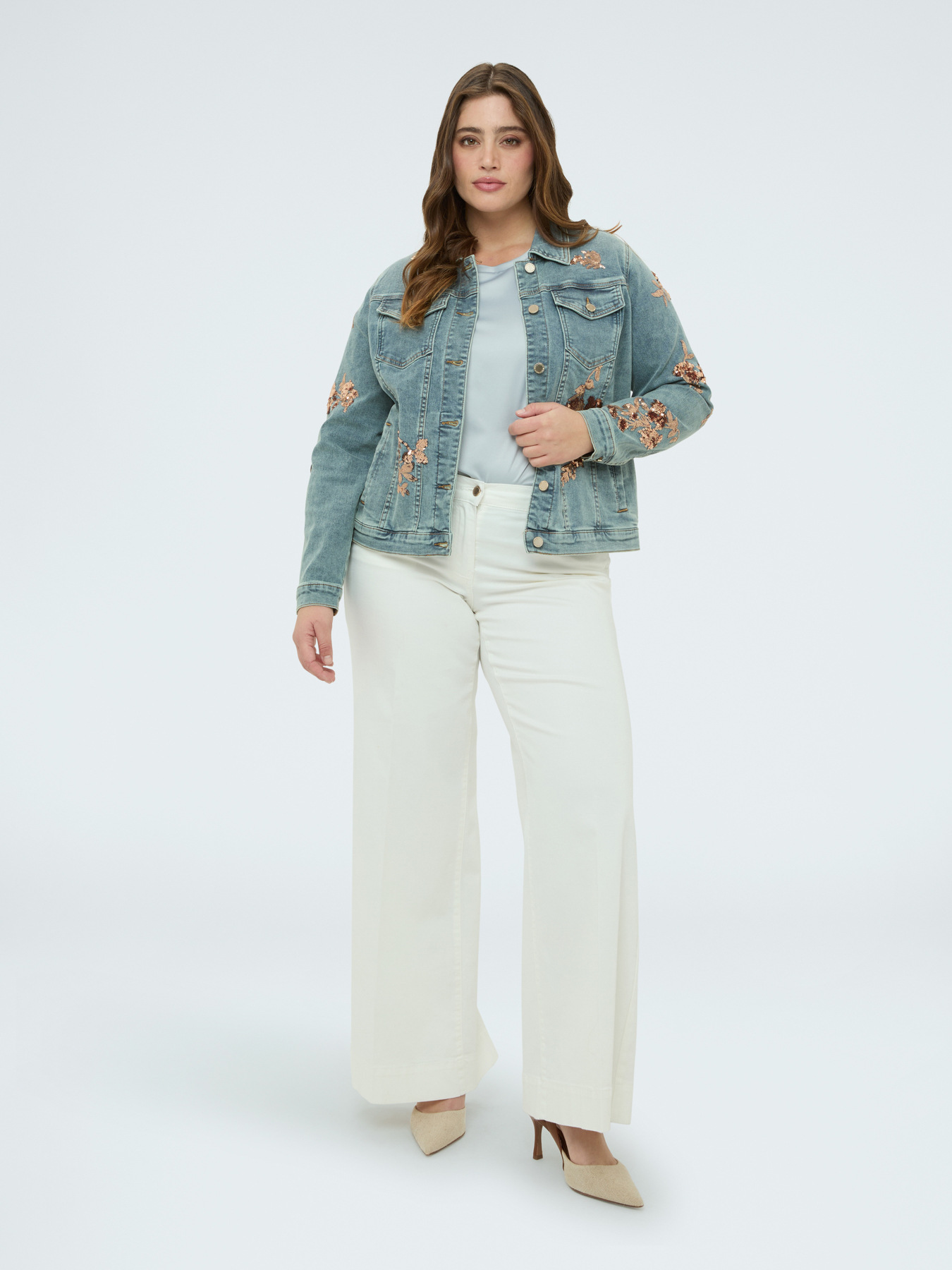 Giacca in denim con ricami floreali in paillettes image number 2