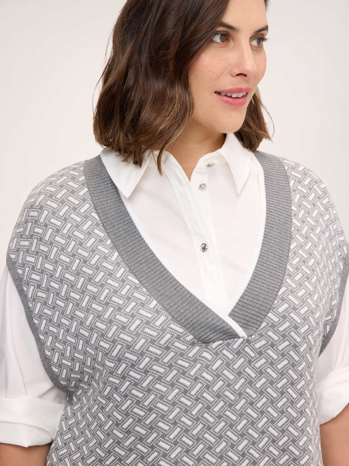 V-neck vest with jacquard pattern image number 2