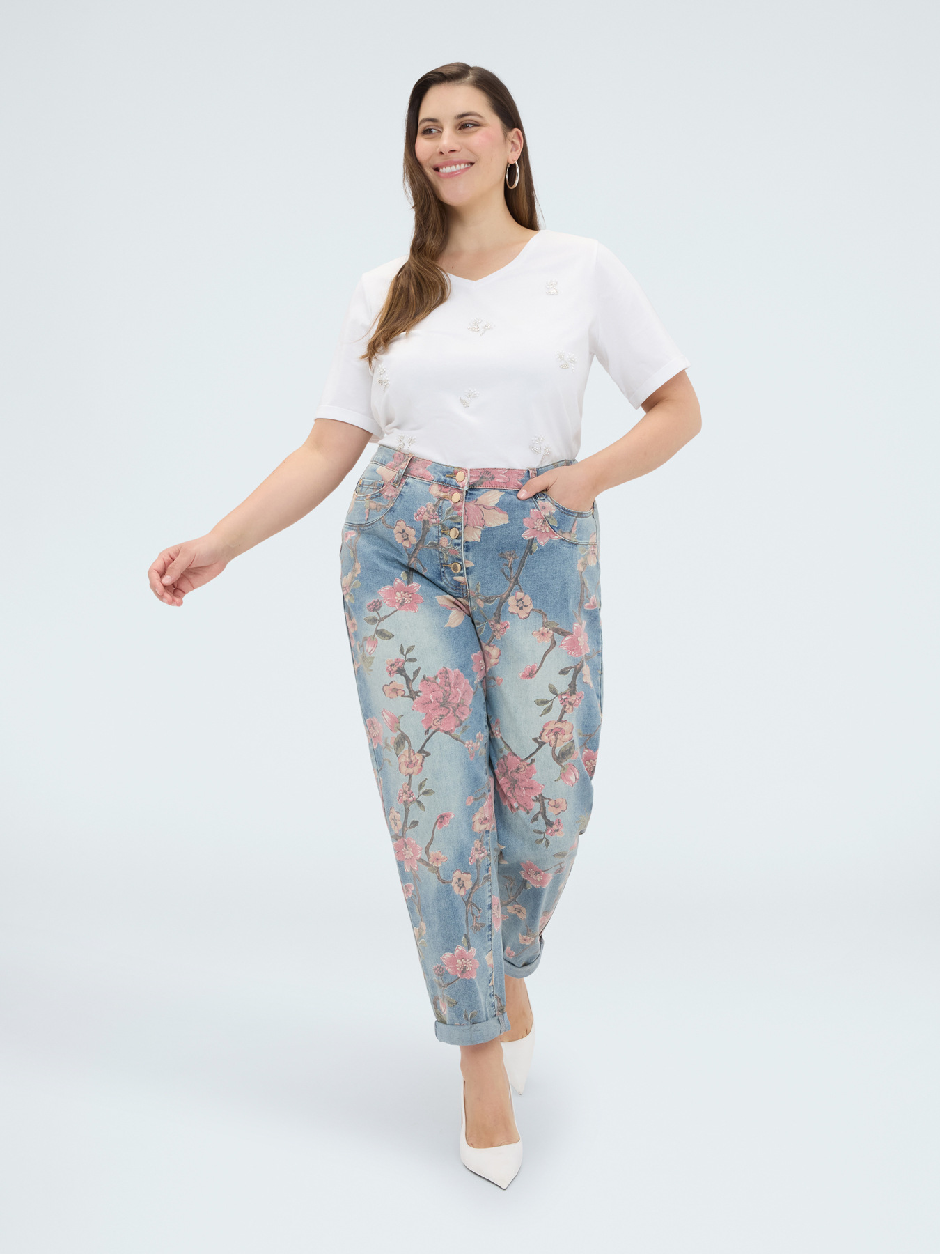 Cotton t-shirt with beaded flowers image number 3