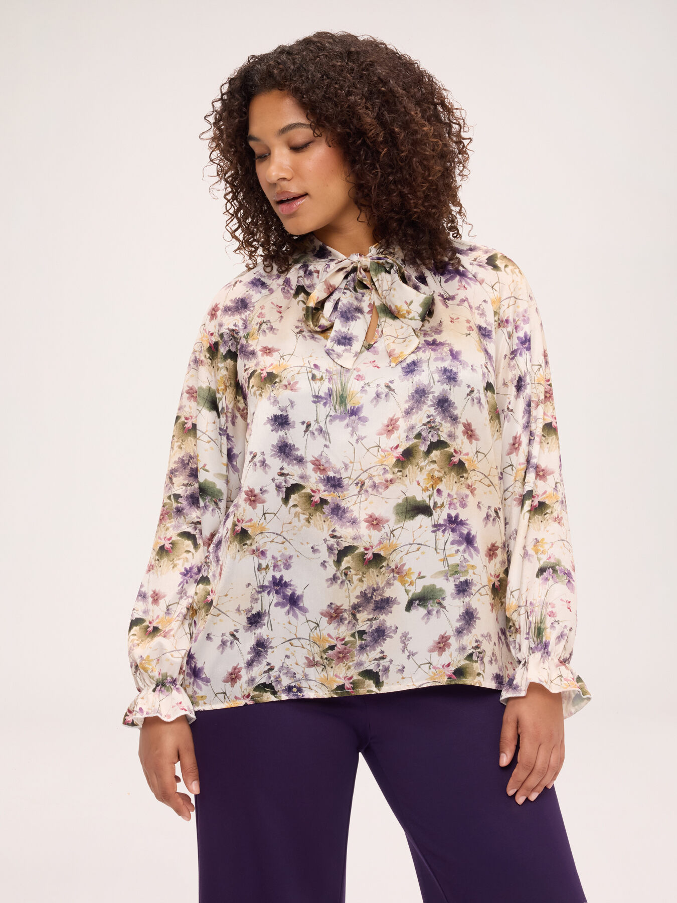 Bluse aus Satin mit Blumendruck und Schleife image number 0