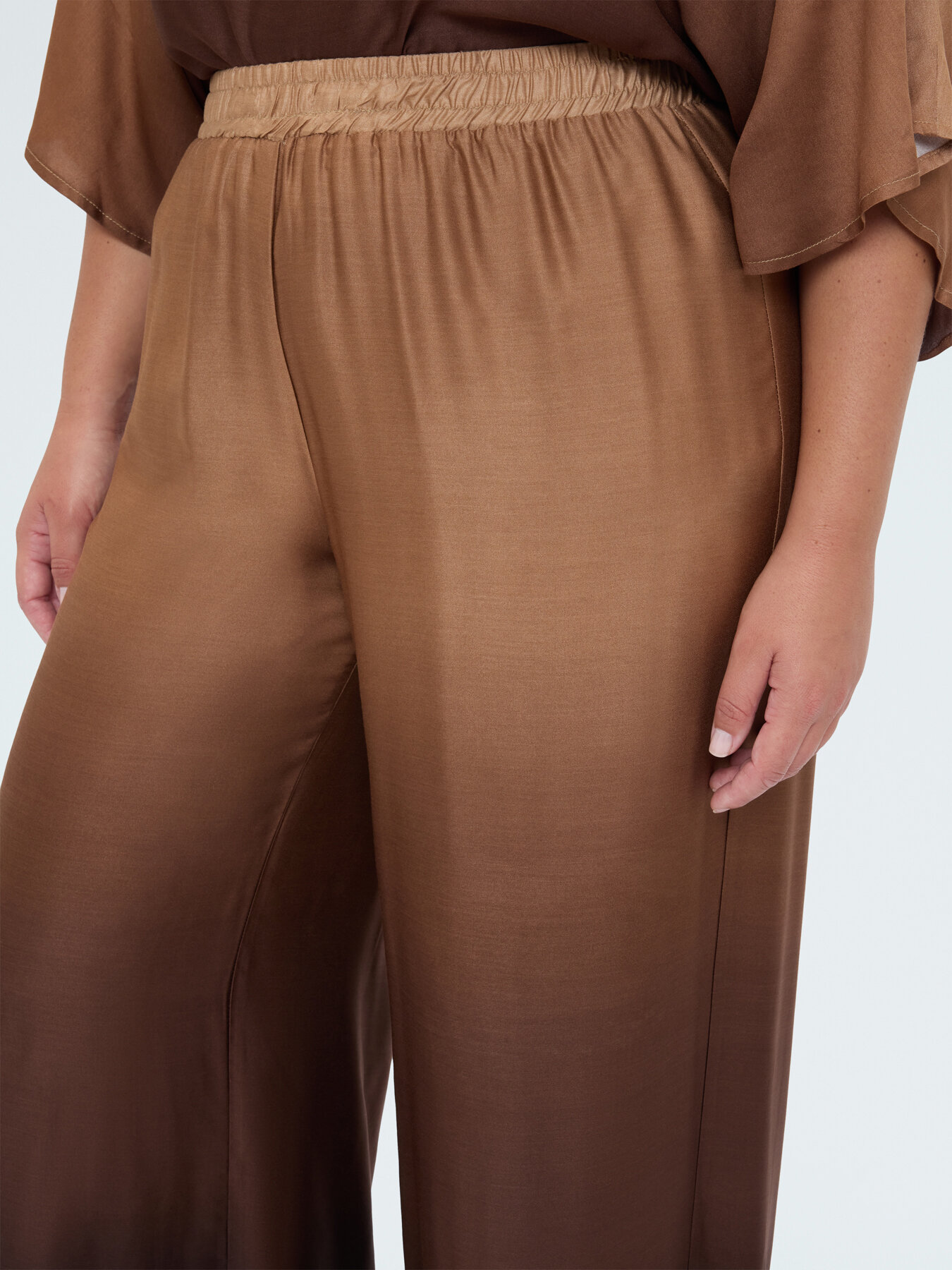 Palazzo pants in d&eacute;grad&eacute; satin image number 3