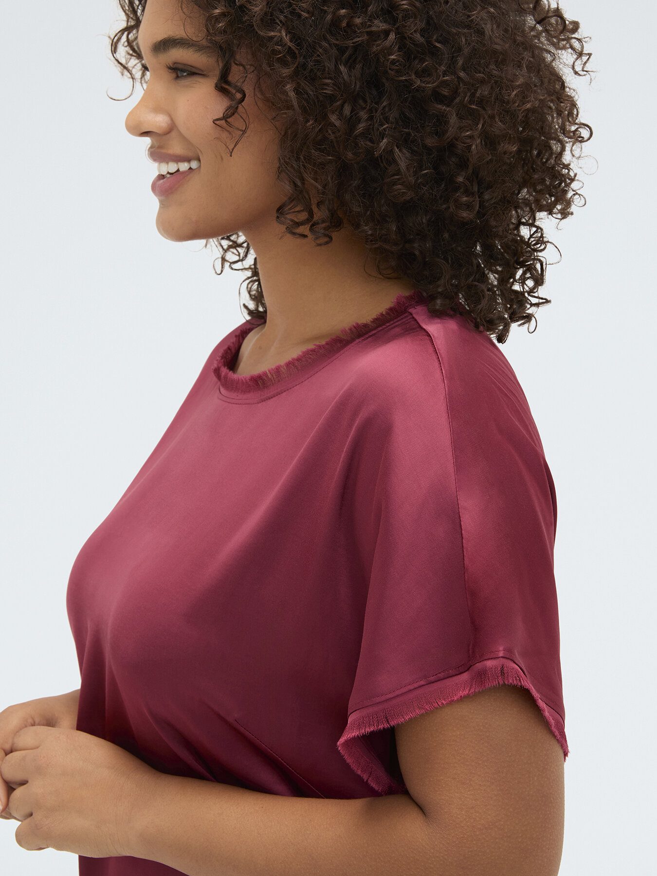 Top en satin avec d&eacute;tails effiloch&eacute;s image number 3