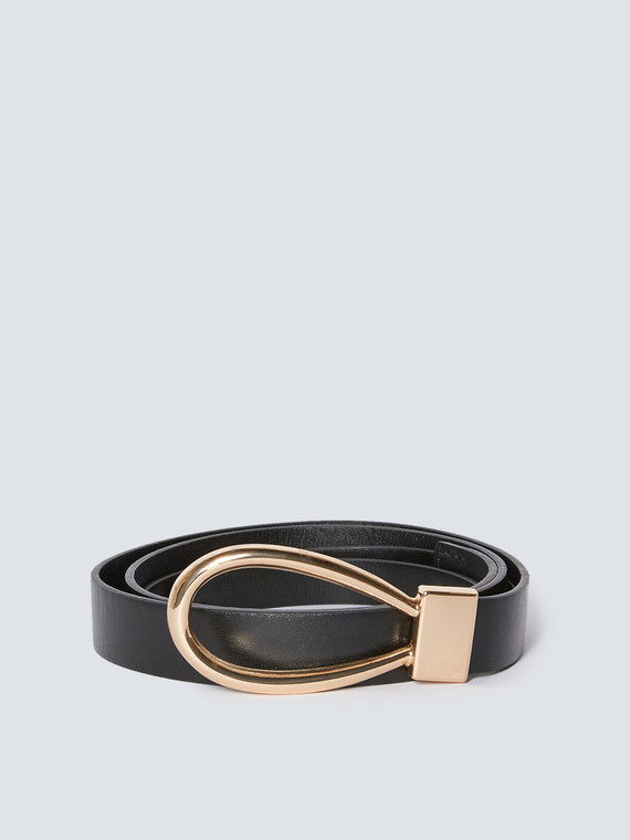 Belt with oval buckle