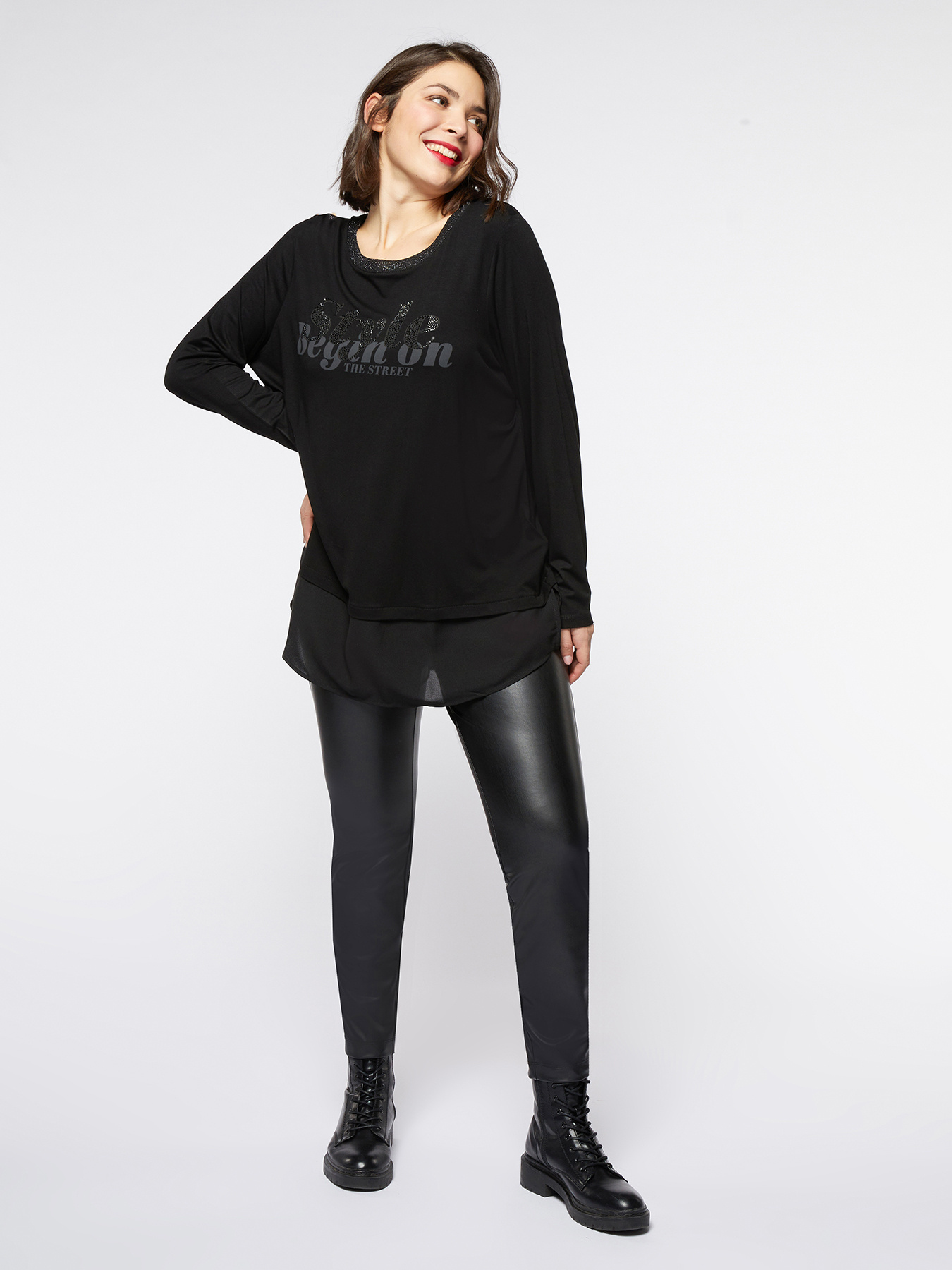 Camiseta con estampado y aplicaciones image number 2