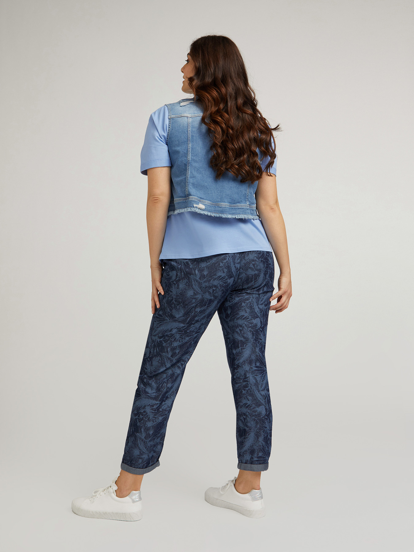 Pantalones joggers dibujo de hojas image number 1