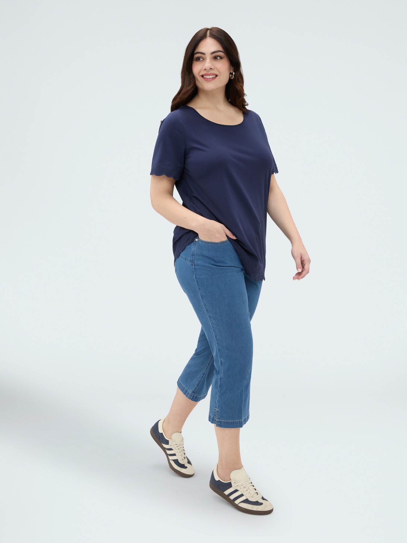 Cropped Jeans aus Denim mit Schlitzen image number 3