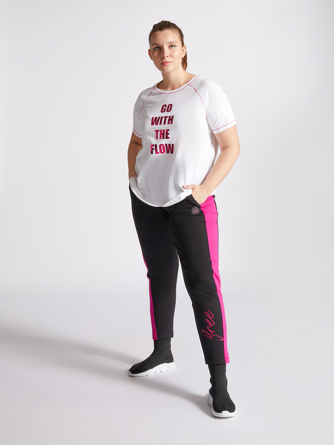 T-shirt "GO." con scritta laminata image number 2