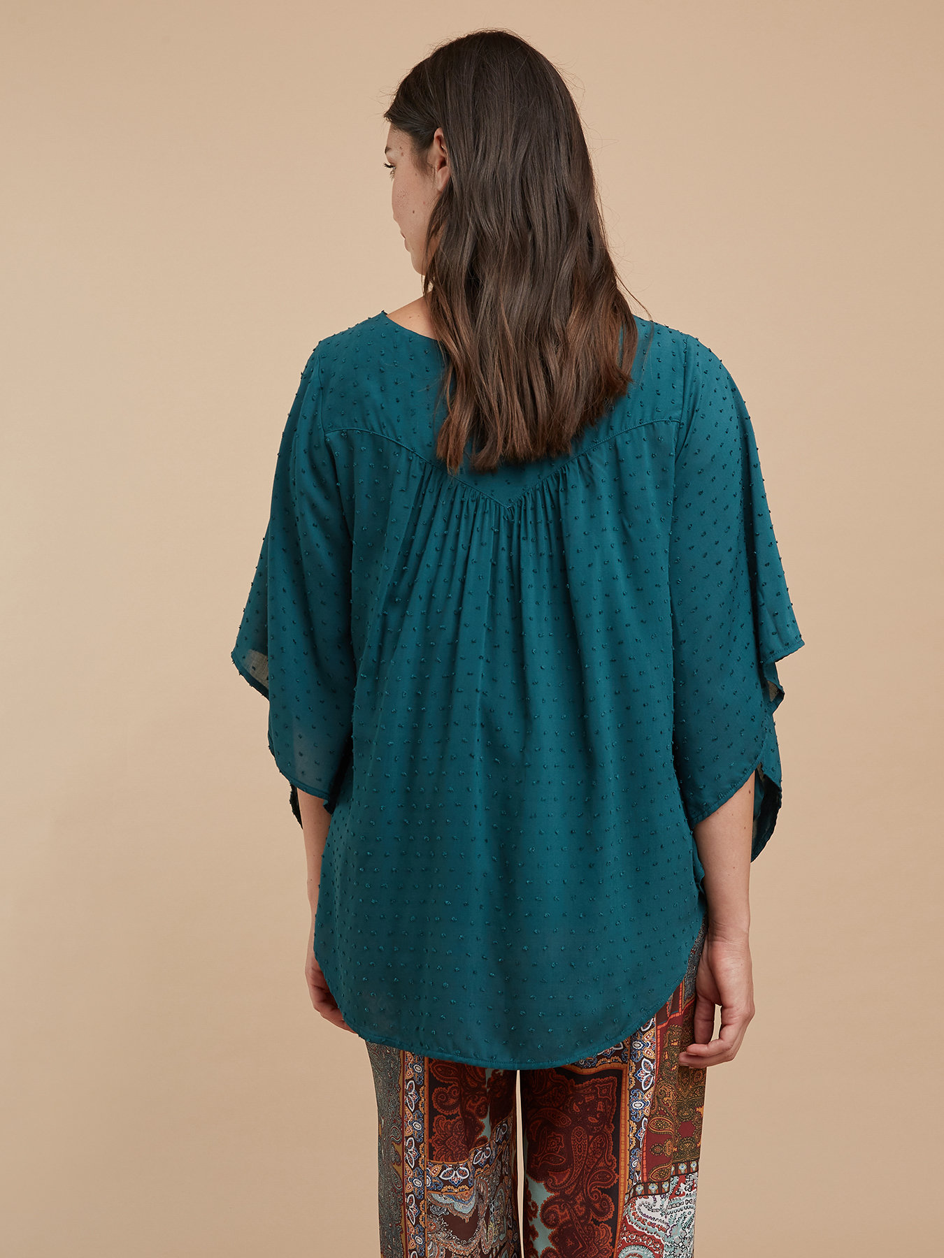 Coprispalle ampio in plumetis image number 1