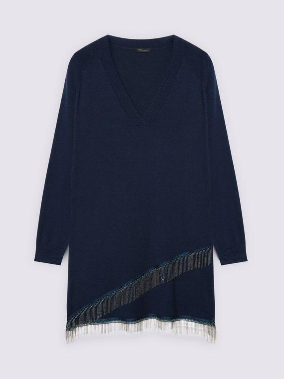 Langer Pullover mit asymmetrischen Fransen