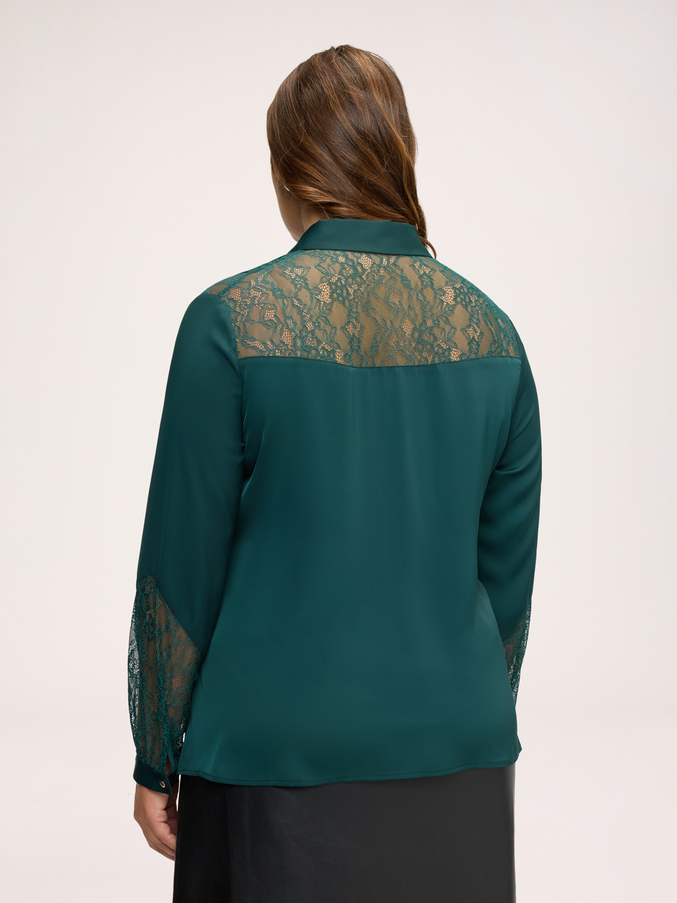 Blouse en satin stretch avec inserts en dentelle image number 1