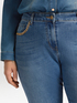 Jeans Girl-Fit mit Kettendetail image number 3