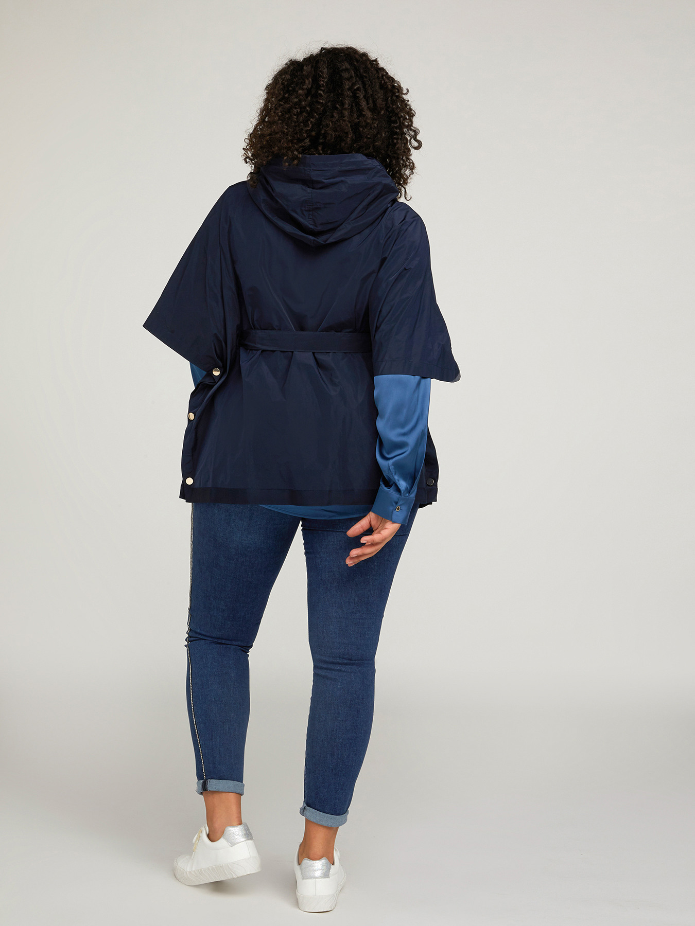 Mantella con cappuccio image number 1