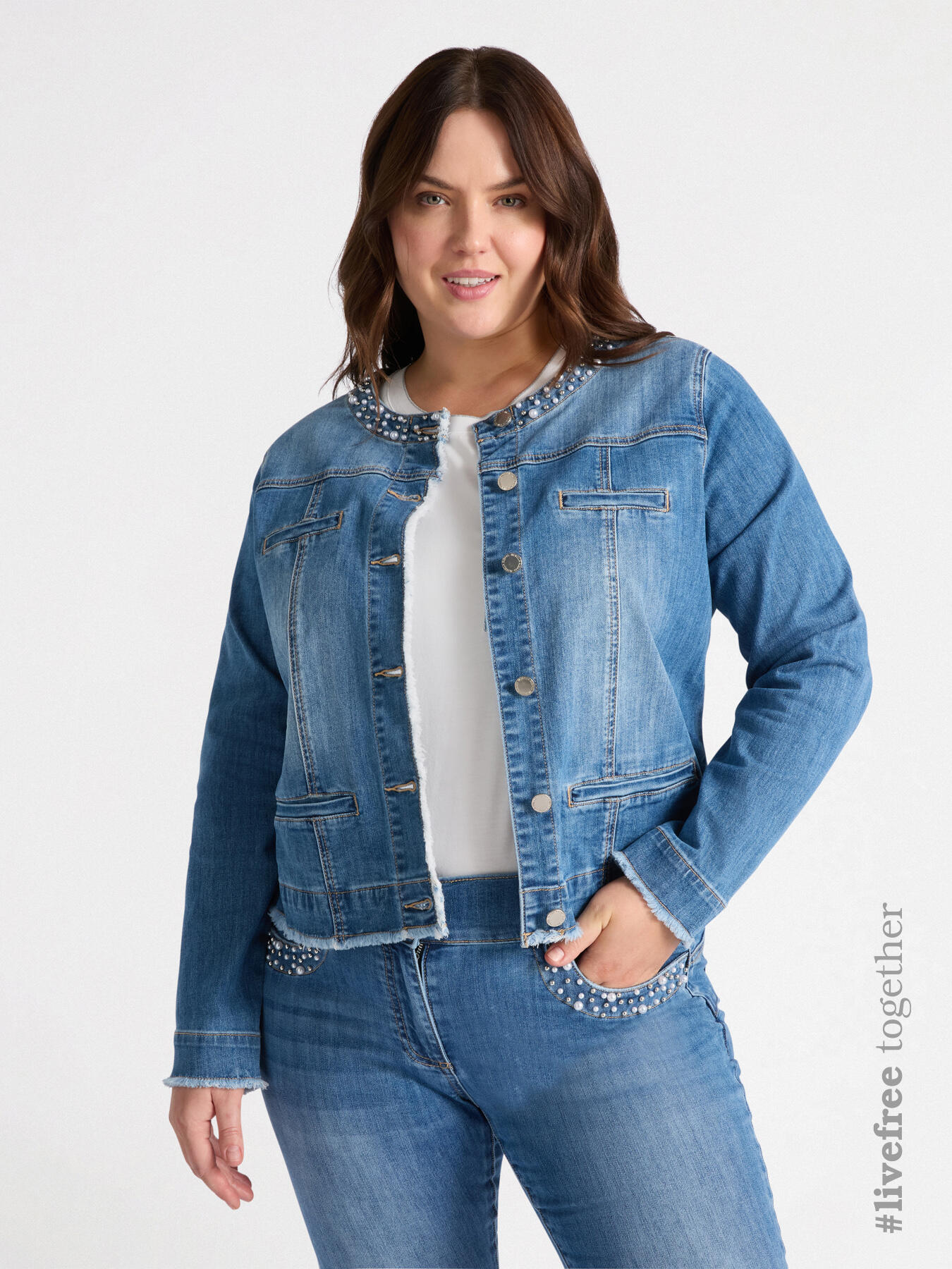 Giubbotto in denim con ricamo in perle image number 1