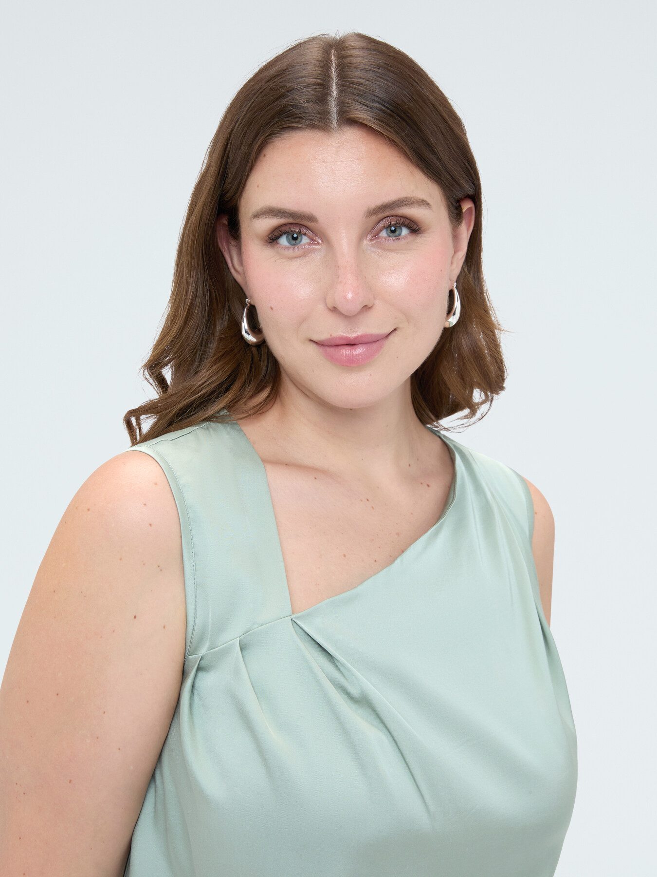 Bluse aus Stretch-Satin mit asymmetrischer Drapierung image number 3