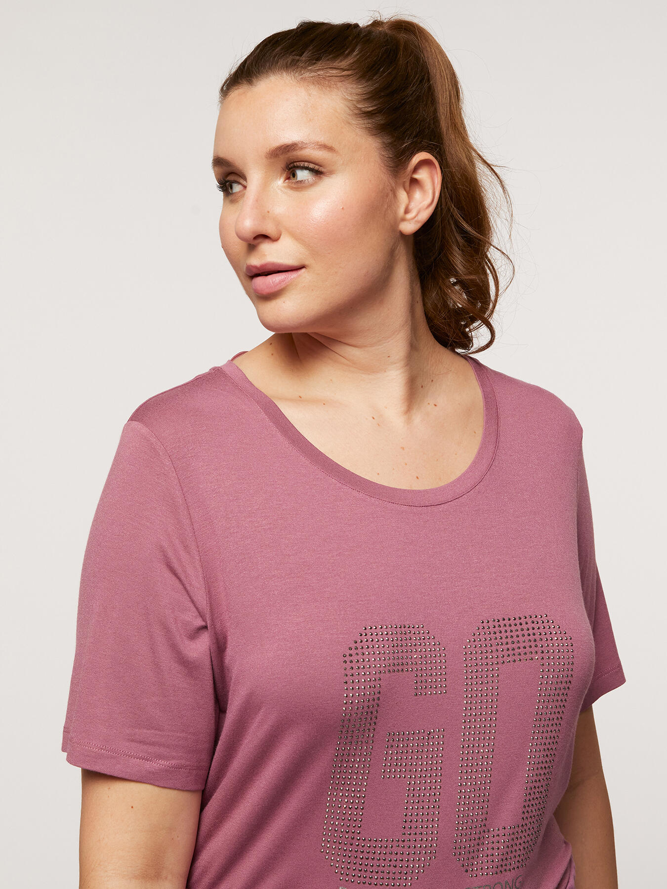 "GO!" T-shirt with lettering in rhinestones image number 2