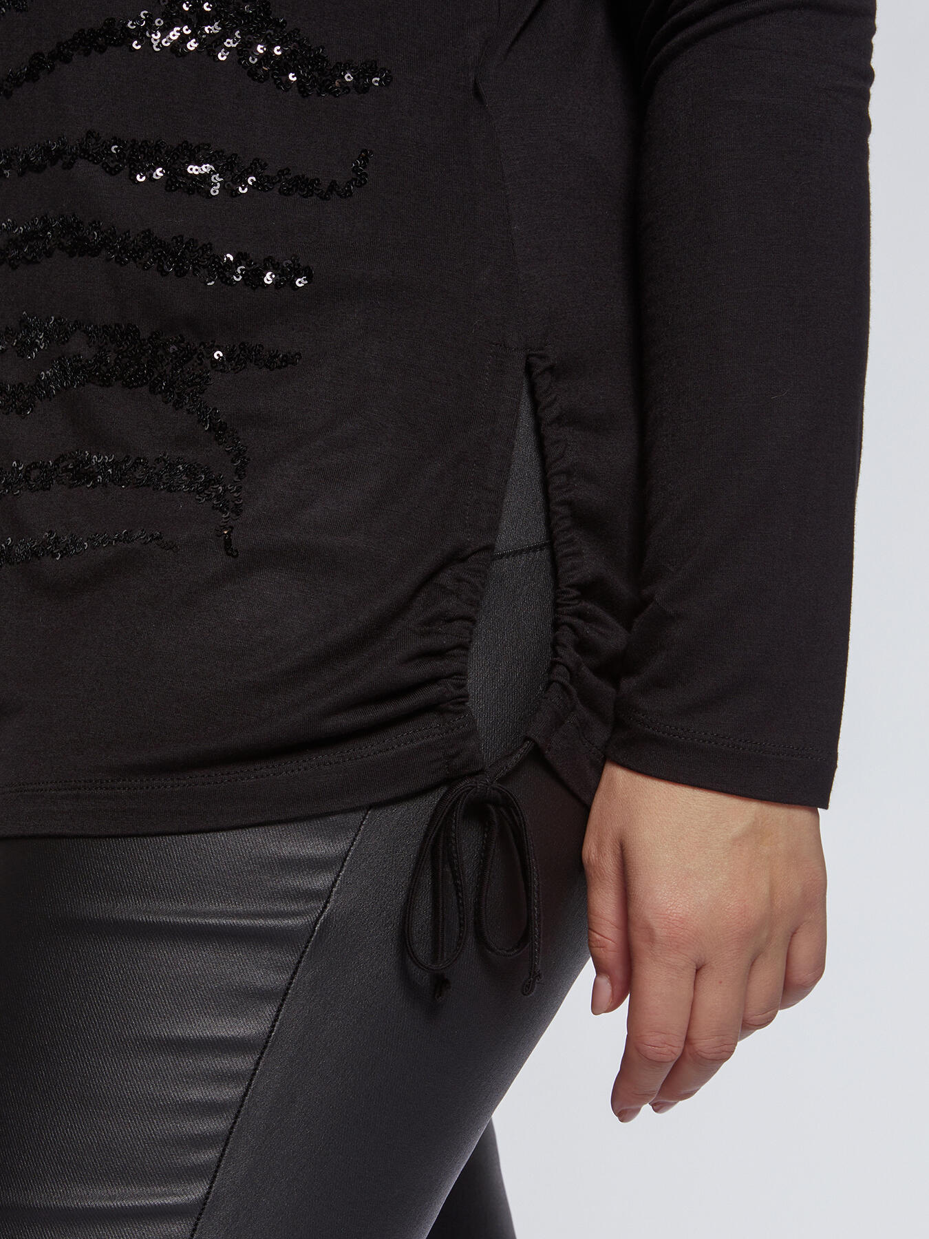 T-shirt with sequin embroidery image number 2