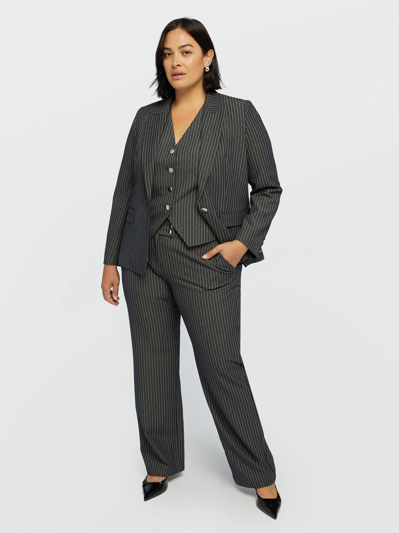 Pantalones rectos de raya diplom&aacute;tica con pedrer&iacute;a image number 3