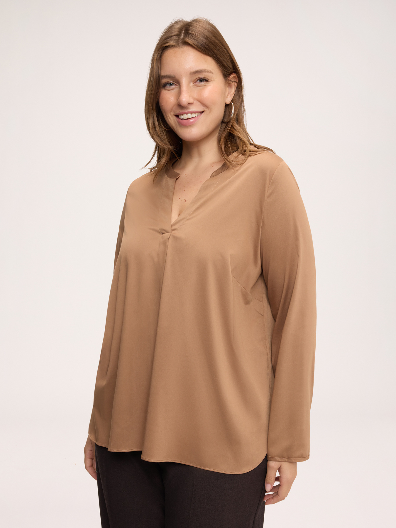 Blusa in raso con scollo a V image number 2