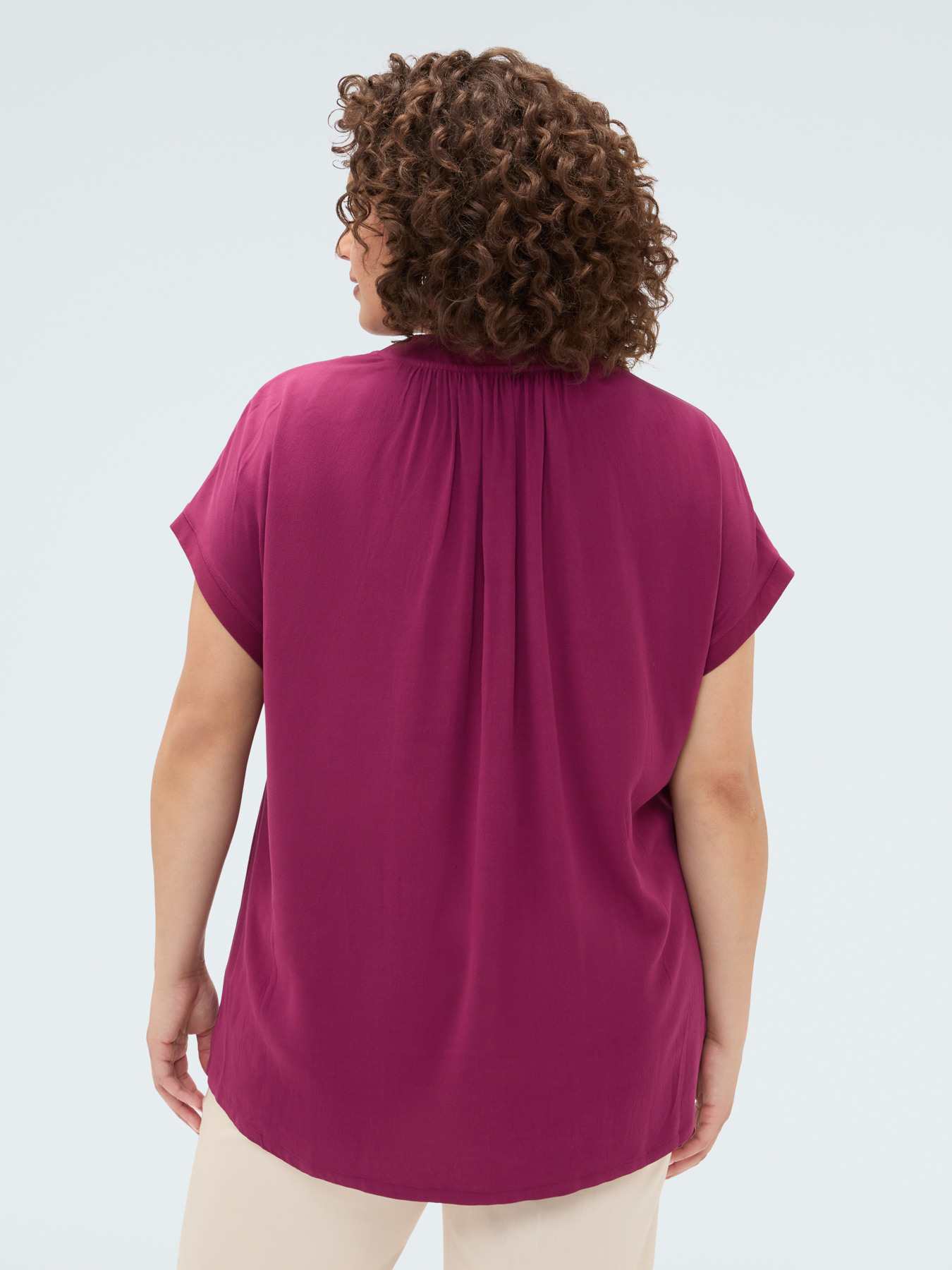 Zweifarbiges T-Shirt mit Schmetterlingen aus Pailletten image number 1
