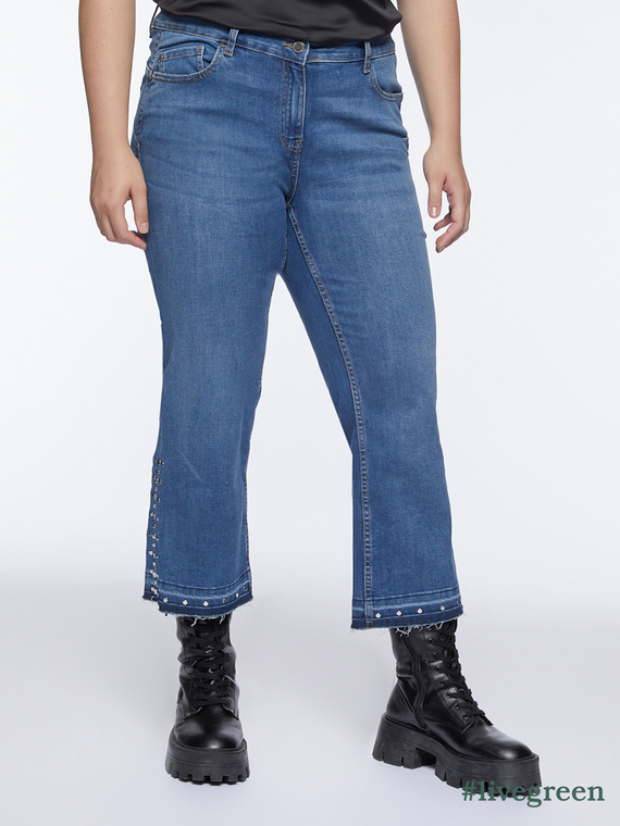 Cropped-Jeans mit Nieten am Abschluss