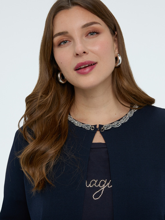 Cardigan aus feiner Strickware mit aufgesetzter Halskette