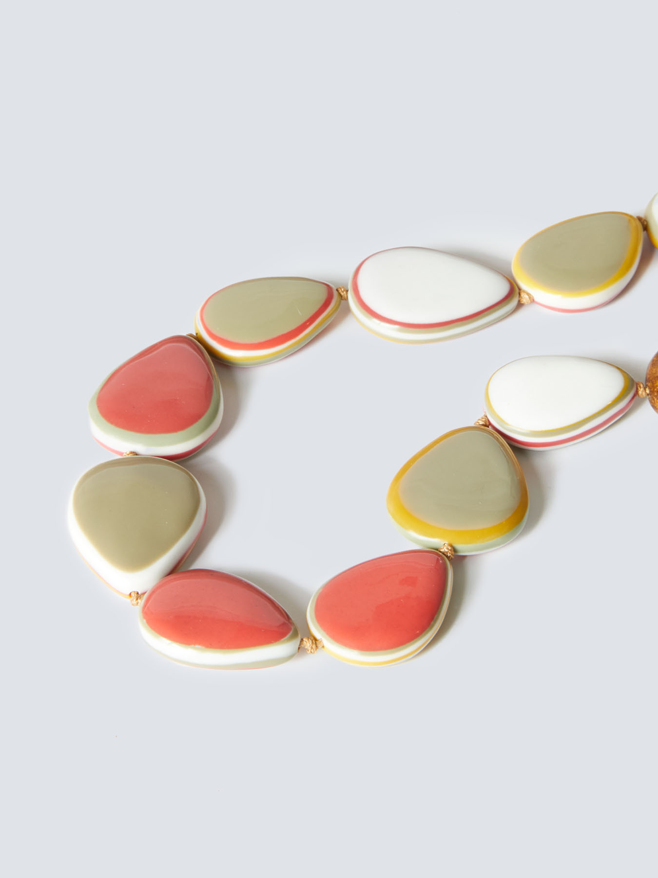 Collar corto con colgantes de colores image number 1