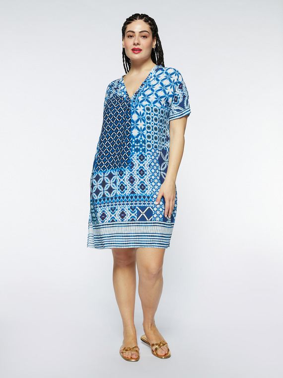 Beach cover-up dress with print in shades of blue