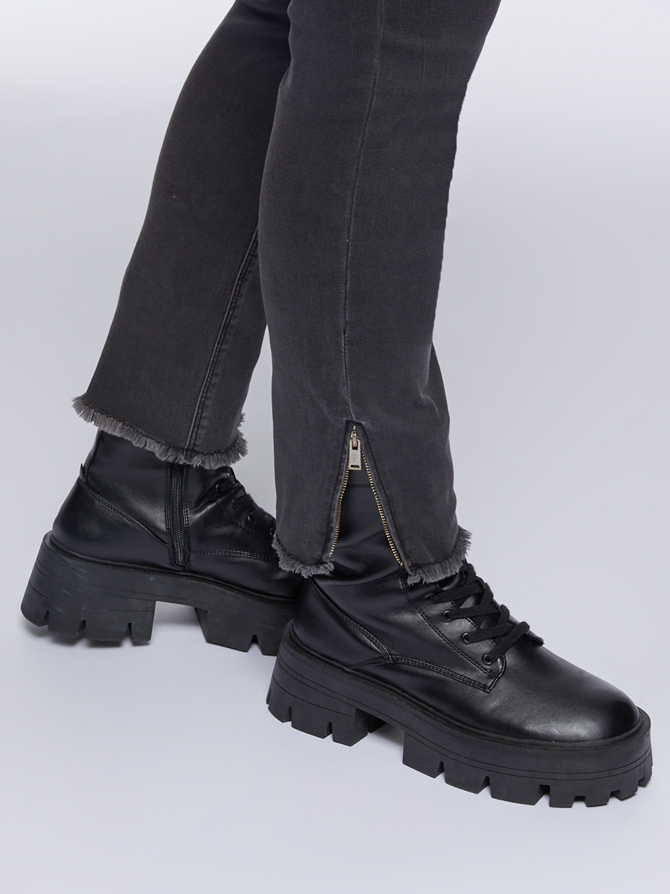 Vaqueros skinny con cremallera en la parte inferior image number 3