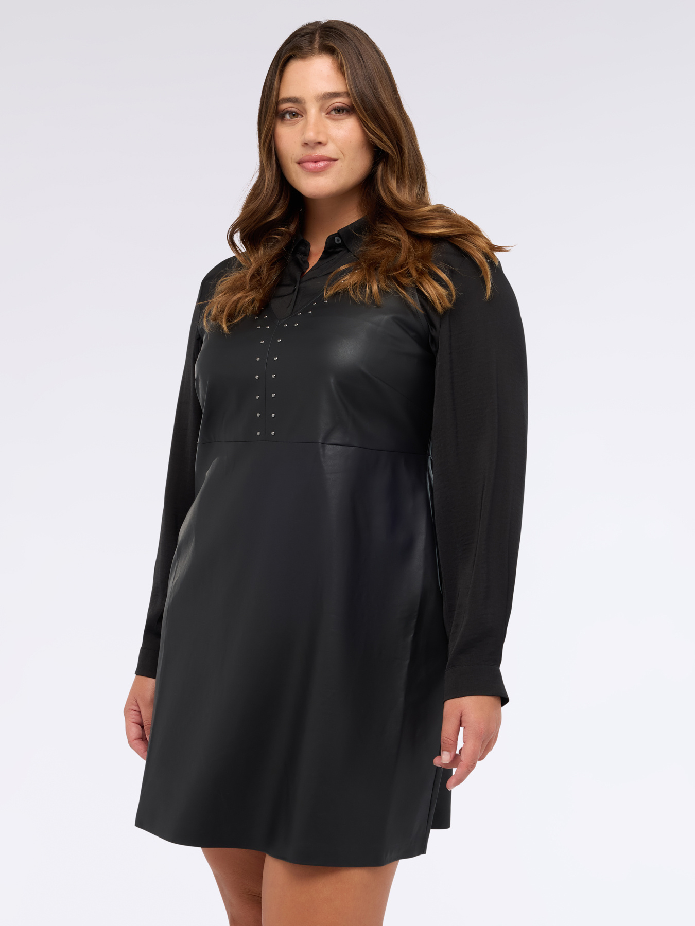 &Auml;rmelloses Kleid aus beschichtetem Stoff mit Nieten image number 2