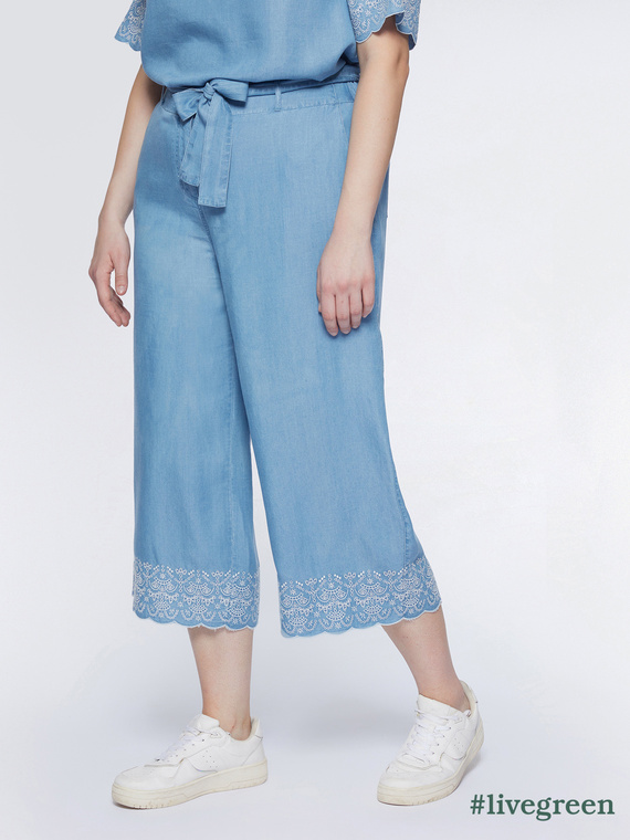 Cropped trousers with embroidery at the bottom