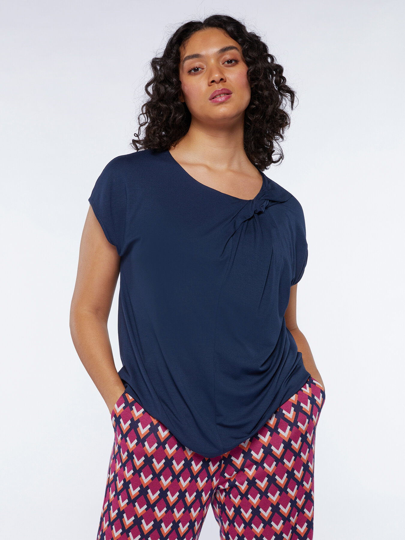 Camiseta con nudo lateral image number 0