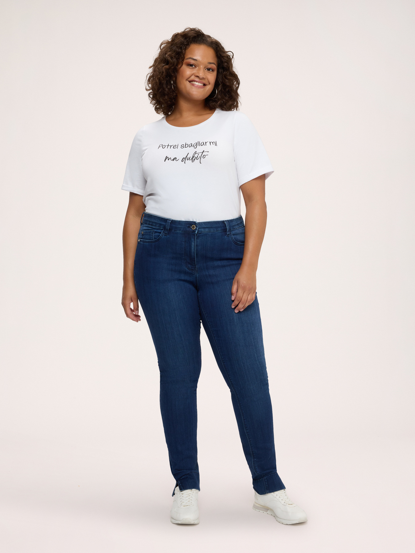 Skinny Jeans blue wash with slit at the bottom image number 4