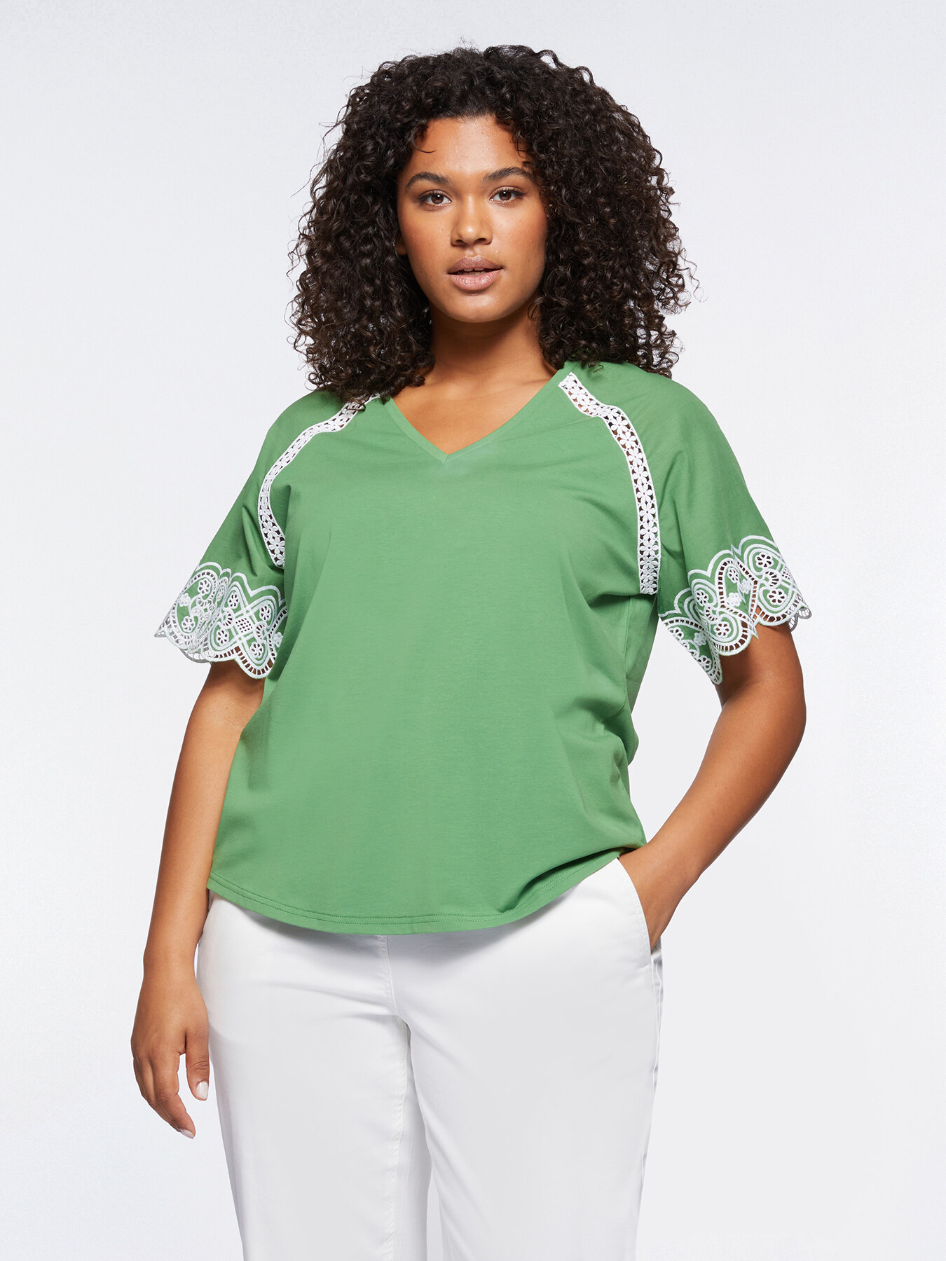 T-Shirt mit Spitzen-Bord&uuml;ren image number 2