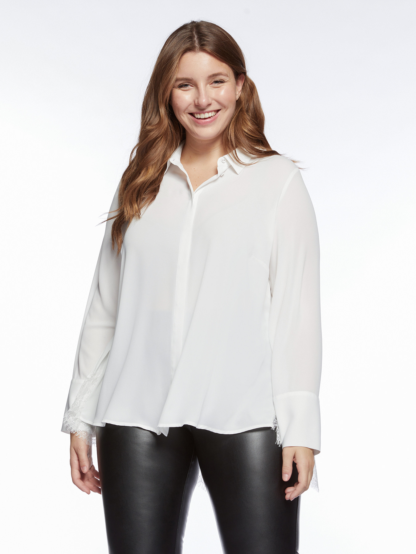 Camisa con parte plisada y encaje por detr&aacute;s image number 0