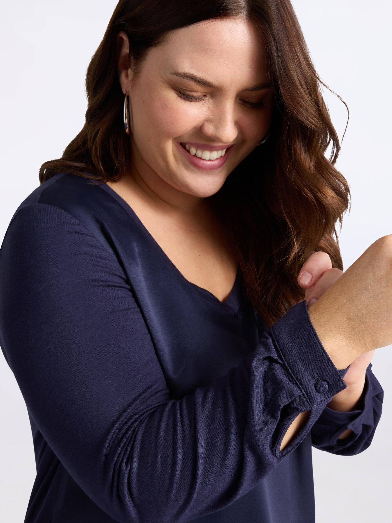 T-shirt con scollo a V in due tessuti image number 3