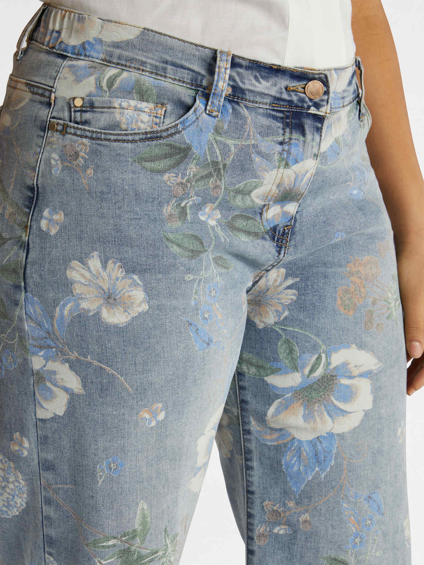 Cropped jeans with floral pattern image number 4