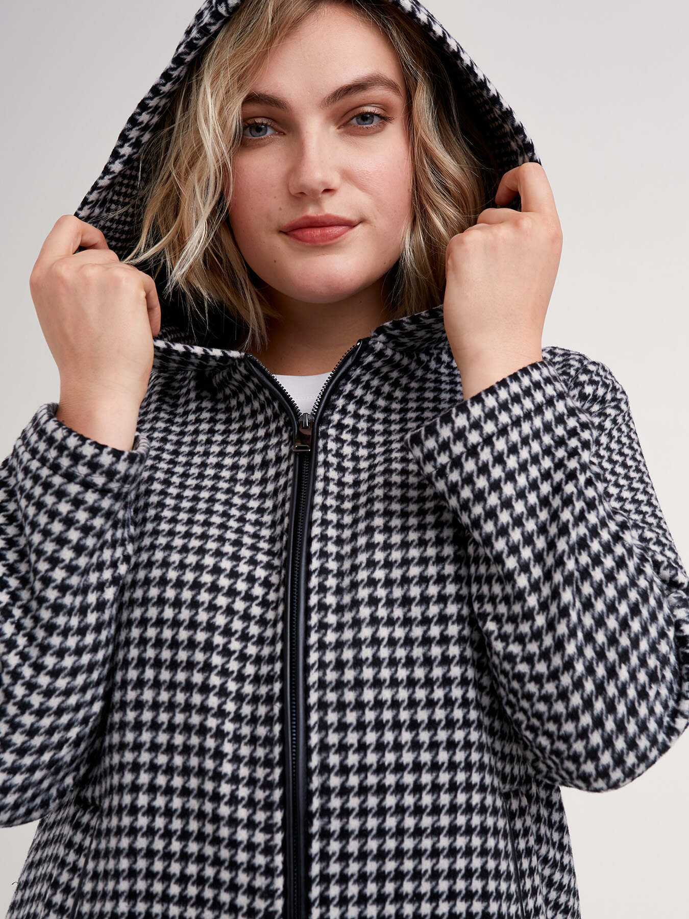 Abrigo blanco y negro image number 0