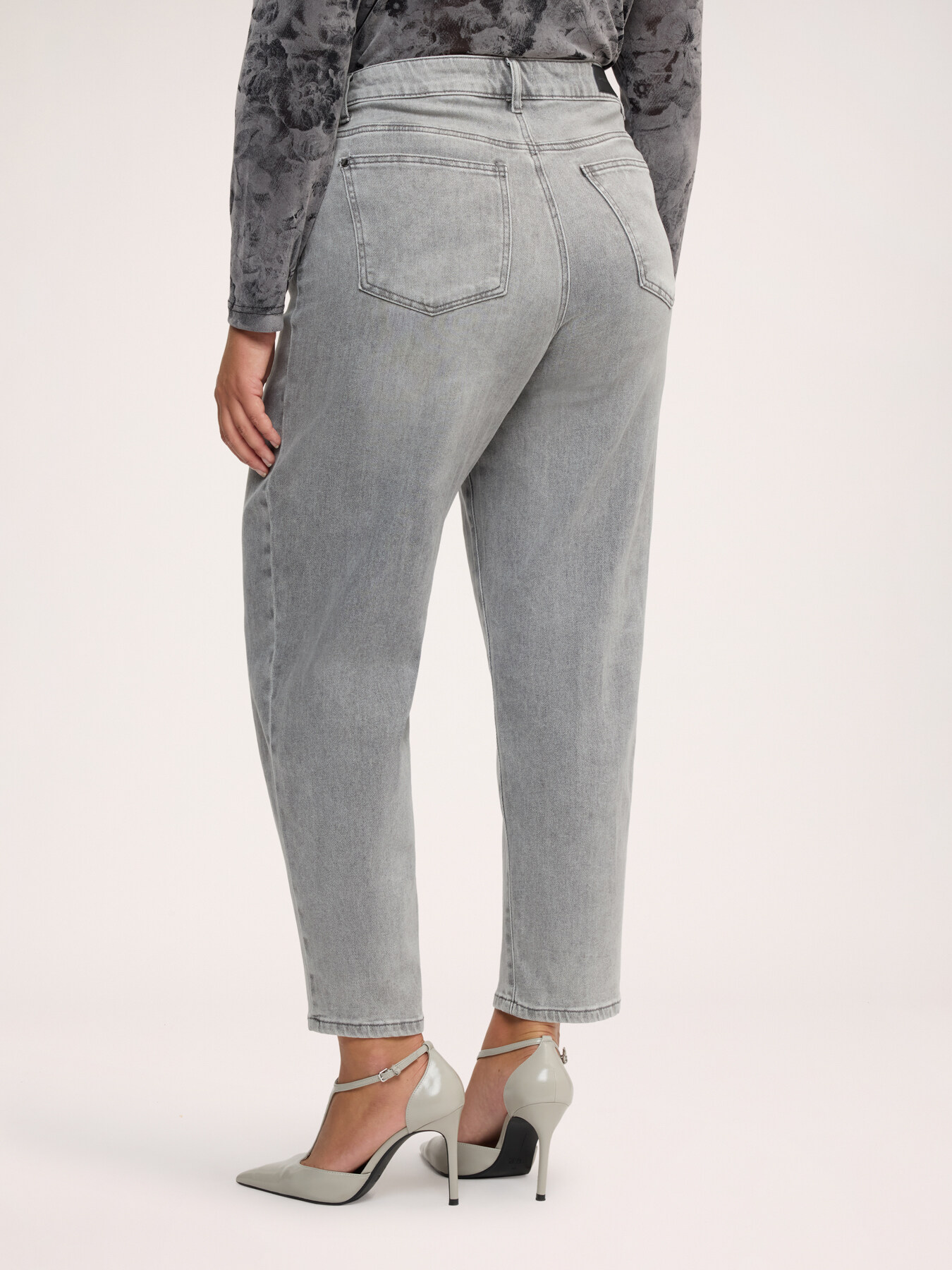 Jean Mom Fit d&eacute;lavage gris image number 1