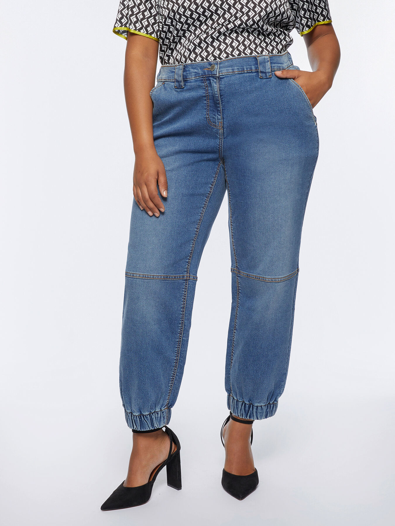 Jeans cargo con tagli orizzontali image number 0
