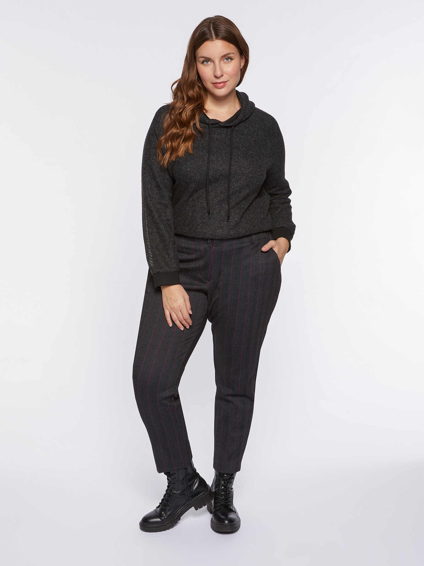 Pantaloni dritti check image number 3