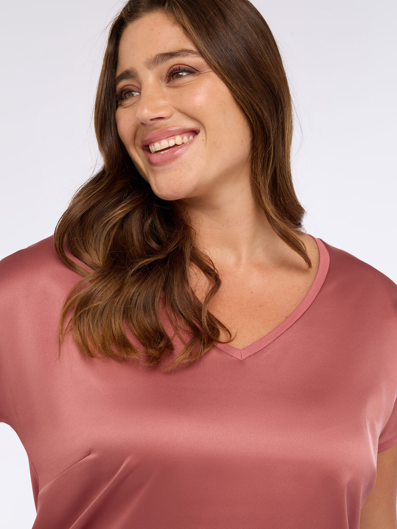 Two-material V-neck T-shirt image number 3