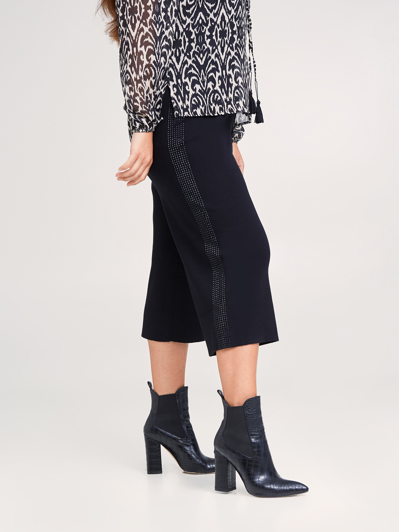 Pantaloni cropped in maglia image number 0